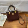 2026 Moda de nicho pequeño femenina Bolso de mano tipo Duquesa bandolera de un solo hombro gamuza bolso cruzado otoño nuevo versátil