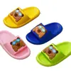 El fabricante suministra pantuflas para niños en múltiples tallas y colores mixtos, con adorables diseños de animales, hechas de plástico PVC transpirable y diseñadas como zapatillas sin cordones de una sola pieza para bebés