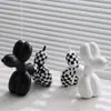 Artesanía Transfronteriza de Resina Seleccionada Cuidadosamente Perro Globo Decoración del Hogar Tablero de Ajedrez Blanco y Negro Adorno Decorativo