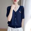 Tejido de Punto Bordado de Manga Corta de Lyocell para Mujer 2025 Verano Nuevo Estilo Coreano Talla Grande Camiseta de Cuello en V, Top Moderno y Versátil que Reduce la Edad