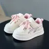 Tênis brancos infantis para meninas, versáteis e confortáveis, novo modelo primavera/outono 2026, populares este ano, confortáveis para os pés, tênis para meninos