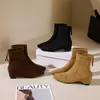 Botines skinny de ante con punta cuadrada retro para mujer, nueva colección otoño/invierno 2026, versátiles, que realzan la altura, con cremallera trasera, botines de tobillo y tacones gruesos.