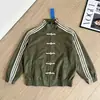 Chaqueta de patchwork azul y blanco con tres rayas y cuello alto para hombre, moda popular de otoño, nuevo top abotonado de estilo chino con un toque de alta gama