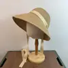 Chapéu de Sol Feminino de Verão para Viagem com Cadarço Proteção Facial Estilo Hepburn Chapéu de Palha Francês de Aba Larga Chapéu de Sol para Férias na Praia