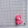 Acessórios populares de resina de urso morango tridimensional pintado, pacote de materiais para pingente, grampo de cabelo, acessórios para capa de celular com cola de creme DIY