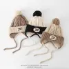 Gorro de invierno para niños, gorro de punto con etiqueta SMILE, protección para las orejas, pompón, gorro de punto cálido, gorro tipo pullover a prueba de viento para niños de mediana edad