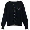 Dulce, picante y suave, este cárdigan de punto presenta un estilo preppy, perfecto para mujeres en la temporada otoño/invierno 2026. Es un top chic, versátil y adelgazante que irradia un ambiente único y refinado