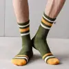 Meias absorventes de suor desodorantes masculinas para primavera e verão meias casuais ins da moda comprimento médio da panturrilha Meias listradas respiráveis meias esportivas meias