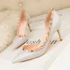 899-43 Moda coreana V casa remache tacones de aguja delgados poco profundos puntiagudos sexy laterales huecos zapatos de mujer