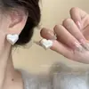 Brincos de amor com trefilação de metal estilo frio, novos brincos de luxo leve e moderno em formato de coração para mulheres