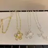 Brincos e Colar de Flor Oca Dourados Vintage Estilo Francês para Mulheres, Acessórios de Brincos Versáteis Exquisitos de Alto Padrão