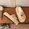 Pantuflas de Piel con Flor Cruzada de Suela Gruesa para Mujer, Estilo Nuevo para Usar al Aire Libre 2026, Nuevo Estilo de Piel Sintética para Usar al Aire Libre, Cálidas Pantuflas de Algodón con Suela Gruesa y una Sola Tira