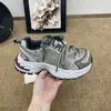 Zapatillas de papá de malla pequeña para mujer, estilo de entrenamiento alemán 2026, nuevas zapatillas deportivas de cuero sintético para primavera/verano, modelo casual para exteriores con suela gruesa