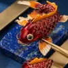 Broche Festivo de Ano Novo com um Toque Luxuoso e de Alta Qualidade, Feito de Liga Metálica com Diamantes em Formato de Peixe, um Acessório de Roupa
