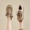 Exclusivos Sapatos Femininos de Outono 2026 Nova Chegada Versáteis Quentes Casuais Modernos Retrô com Solado Grosso Pingente Retrô Bordados Sapatos Individuais