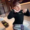 Camisetas de manga larga para niñas de primavera y otoño, ropa elegante para bebés y niños, diseño de letras bordadas de moda estilo coreano, camiseta interior con forro polar