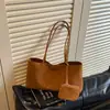 2026 Otoño Temprano Nuevo Bolso Tote Relajado Gran Capacidad para Viajes Diarios Bolso de Hombro Único Moda Simple Alta Apariencia Bolso de Mano