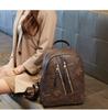 Mochila con textura de cuero suave 2023, nueva mochila de cuero PU estilo retro europeo y americano de gran capacidad, bolso de viaje sencillo para mujer