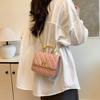 Nova Bolsa Feminina de Verão 2025 Estilo Pequeno e Cheiroso Mini Bolsa de Mão Acolchoada com Corrente Moda Simples Bolsa de Ombro Transversal