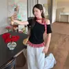 Camiseta de Manga Corta a Cuadros Patchwork Plisado Pure Desire para Mujer, Nuevo Estilo Verano 2025, Hombro Asimétrico con Volantes, Top Ajustado de Nicho