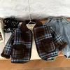 Ropa Exterior de Lana a Cuadros para Niños con Forro de Felpa y Engrosada Otoño e Invierno 2025 Nuevo Estilo Tops de Lana para Niños Pequeños y Medianos y Bebés Niñas