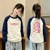 Camiseta de manga larga para niños con diseño de patchwork, nuevo estilo 2026, capa interior de forro polar cepillado para niñas, top de cuello redondo