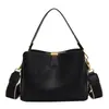 Bolso de mano de moda popular de este año para mujer, bolso de cubo de nicho de alta gama de otoño e invierno 2024, bolso de mensajero de estilo occidental que combina con todo.