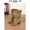 Nuevas botas de gamuza con remaches de media pantorrilla para mujer 2026, botas vaqueras retro de punta redonda y tacón grueso, estilizan y son elegantes, botas de jinete para mujer