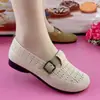 Nuevos zapatos de verano para mujer estilo Antiguo Pekín, de malla hueca transpirable para madres, zapatos planos sin cordones antideslizantes de suela blanda