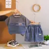 Ropa Nueva de Verano para Niños 2026: Elegante Conjunto de Camisetas para Niños, Conjunto de Dos Piezas de Mezclilla con Parches de Verano, Cuello Redondo, para Exportación