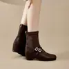 Botines elásticos de punta cuadrada retro, adornados con pedrería, para mujer, con tacón de cuña, de altura hasta media pantorrilla, corte ajustado y una combinación de piel suave, lo que los convierte en unos botines Mary Jane versátiles y elegantes.