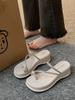 Chanclas de Tira con Suela Gruesa para Mujer 2025 Verano Nueva Moda Estilo Hada Sandalias de Playa con Perlas