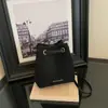 Bolsa tote casual retrô, estilosa e de alta qualidade, nova coleção outono 2026, cor sólida, design chique, adequada para o trabalho e para o trajeto diário.
