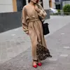 Nuevo Abrigo Largo Holgado de Otoño/Invierno 2026 para Mujer, Estilo Europeo y Americano, Corte Holgado con Cinturón de Corbata, Estilo Relajado, Largo por Encima de la Rodilla