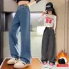 Comércio exterior de roupas infantis: calças jeans forradas com fleece para meninas, novo modelo outono e inverno 2026, calças largas com fleece integrado para crianças de tamanho médio e grande para o inverno