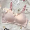Sujetador de mujer sin costuras para bustos pequeños, con características push-up y anti-caída, tiras de gelatina, sin varillas, soporte lateral para el pecho y un diseño fino que realza el busto.
