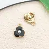 Venta al por mayor del fabricante Joyería de aleación geométrica con forma de flor hueca redonda con goteo de aceite, accesorios para pendientes con banda de goma, colgante, versión coreana