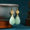 Pendientes con cheongsam antiguo que conserva el color chapado en oro estilo nacional pendientes de imitación de jade Hetian en forma de gota para mujer pequeño libro rojo recomendado