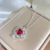 Collar de Acero de Titanio con Colgante de Corazón de Circonita Roja Estilo Europeo para Mujer Joyería de Cadena para Clavícula con Diseño Completo de Diamantes Lujo Ligero Venta al por Mayor