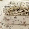 Nueva Funda de Cama de una Pieza Agradable para la Piel Algodón Esponjoso Funda Protectora Lavable a Máquina Dormitorio Habitación Cubierta de Cama Pequeña Floral Francesa de una Pieza
