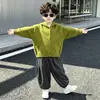 Conjunto de Suéter com Capuz para Meninos Outono 2026 Primavera e Outono Novo Estilo Coreano Moda Malha Suéter Conjunto Infantil