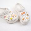 Sapatos com buracos transfronteiriços, acessórios faça você mesmo, simulação de resina fofa, comida, brinquedo, sapatos de ovo de pêssego, decorações de flores, fivela de sapato removível