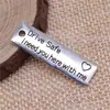 34x 10mm 2.7g multicolor Accesorios de comercio exterior Colgante de placa 'Drive Safe' con letra en inglés