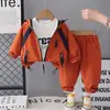 Conjunto de Moda Primavera e Outono para Meninos de Tamanho Pequeno e Médio 2026 Novo Casaco com Capuz Casual Estiloso Estilo Coreano Conjunto de Três Peças