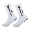 Calcetines deportivos unisex de media pantorrilla, calcetines de fútbol antideslizantes, transpirables y absorbentes del sudor, diseño de letras de colores caramelo, calcetines para correr y fitness