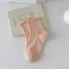 Calcetines cortos para mujer, hechos con algodón de Xinjiang, resistentes al olor, absorbentes del sudor, transpirables y cómodos de llevar, en colores lisos, diseño simple, adecuados para estudiantes y deportes, y se pueden usar en las cuatro estaciones.