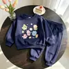 Sudadera de manga larga con cuello redondo y estampado de dibujos animados estilo coreano para niñas y pantalones jogger casuales, adecuados para usar en capas o solos, ropa infantil al por mayor