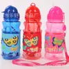 Suministro Directo de Fábrica de Exquisita Taza de Agua Infantil con Dibujos Animados, Cordón para Colgar en el Cuello, Tetera Portátil, Taza Linda con Pajita de Goma Suave