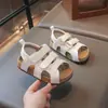 Moda Infantil Birkenstock Sapatos 2026 Novo Verão Meninas Solado Macio Sandálias de Dedo Aberto Antiderrapantes Versáteis Esportivas Sapatos de Praia