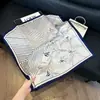 Bufanda Cuadrada de Mujer Estilo Nuevo 70 con Elegante Estampado Floral, Bufanda de Seda Chifón Satén, Bufanda Decorativa Artística de Alta Gama